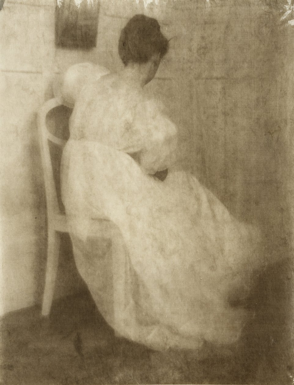 Mary Warner su una sedia bianca, c.1910 da Heinrich Kuhn
