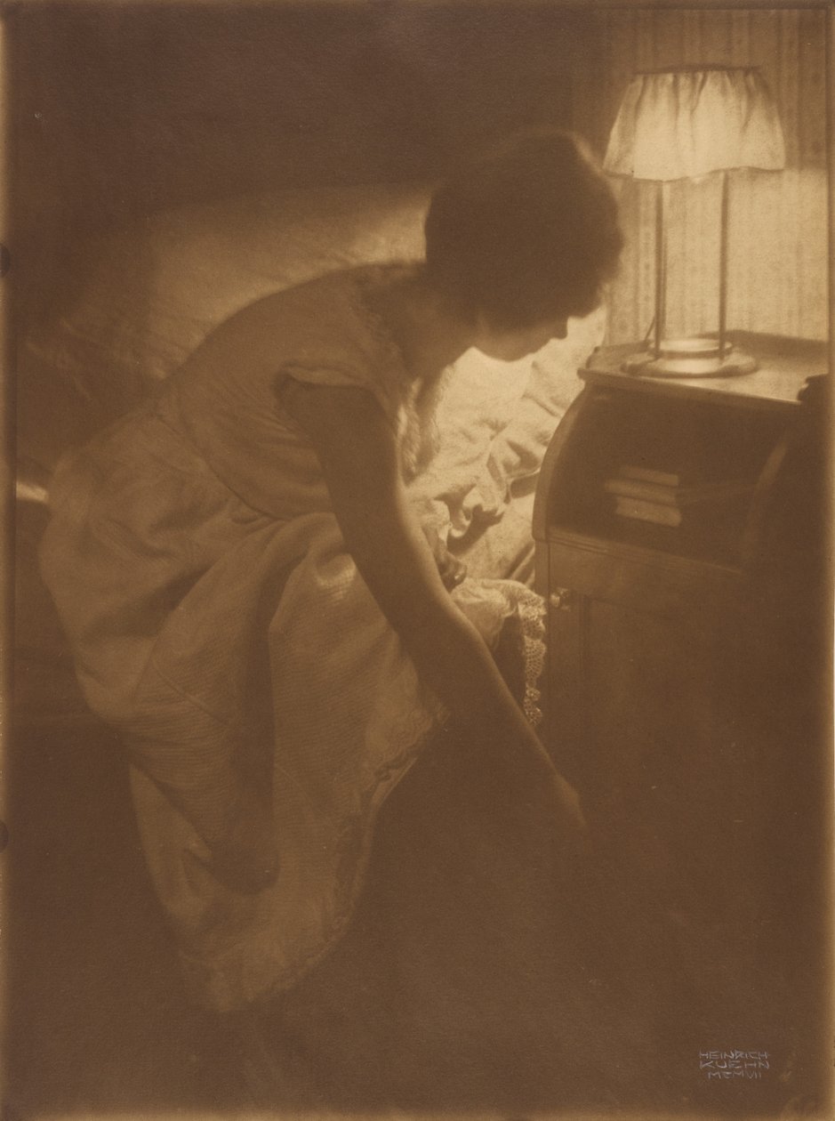 La signorina Mary [Warner] alla sua tavola notturna da Heinrich Kuhn