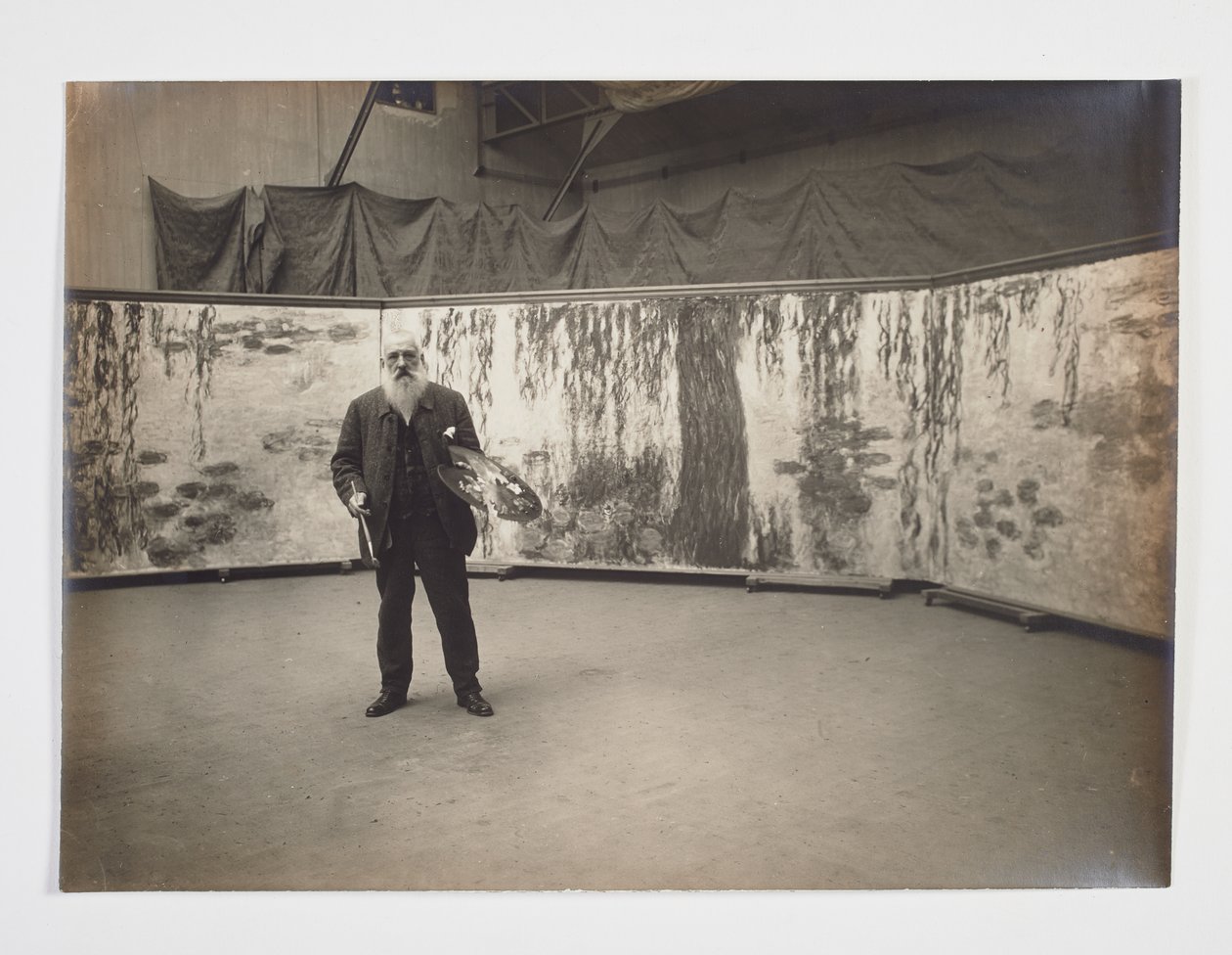Claude Monet con la sua tavolozza davanti al suo lavoro 