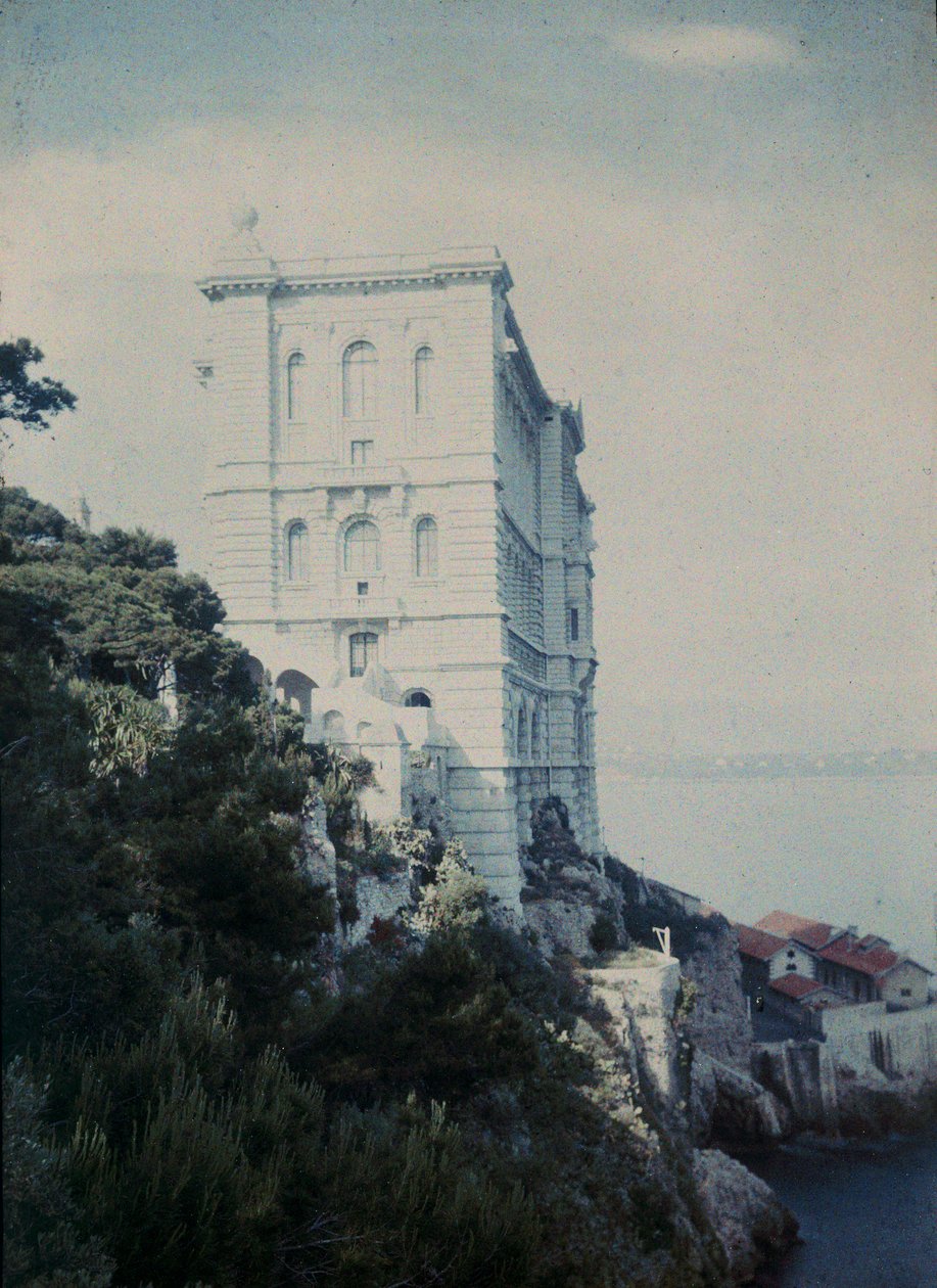 Edificio fortificato elegante sul Golfo di Monaco da Henri Chouanard
