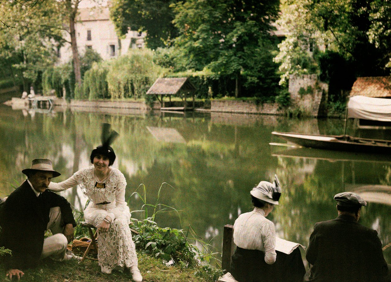 Pasto sulle rive del fiume a Montigny, Francia, c.1920-25 da Henri Chouanard