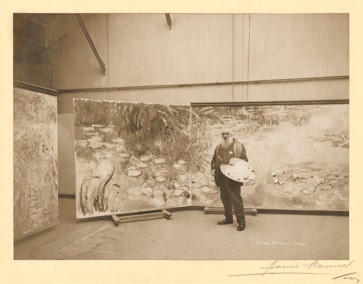 Claude Monet (1840-1926) davanti ai suoi dipinti 