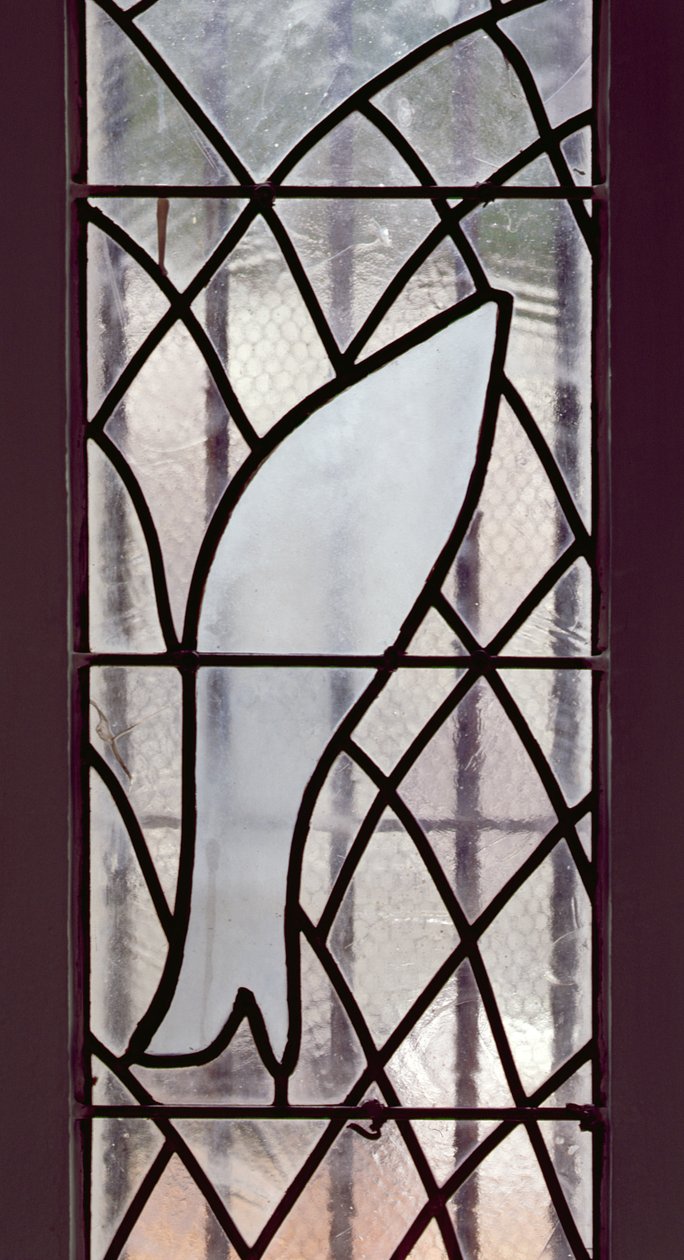 Vetrata raffigurante un pesce impigliato in una rete sotto la Stella della Salvezza, dalla scalinata che conduce alla Cappella del Rosario da Henri Matisse