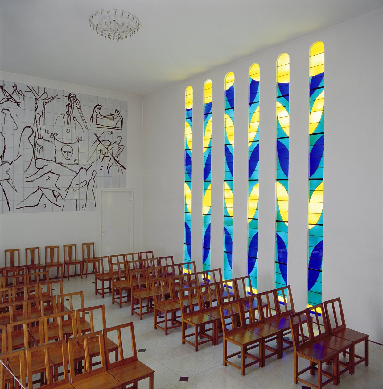 Veduta della navata, della vetrata laterale e della Via Crucis nella Cappella del Rosario, Vence da Henri Matisse
