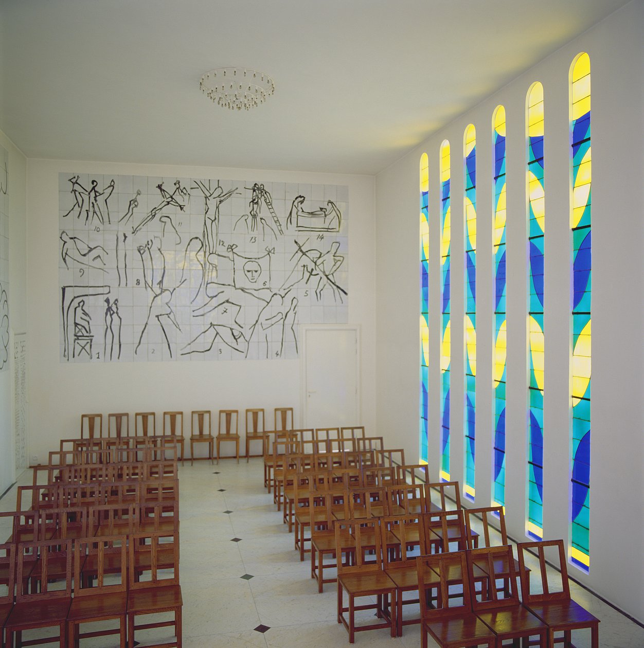 Veduta della navata, della vetrata laterale e della Via Crucis nella Cappella del Rosario, Vence da Henri Matisse