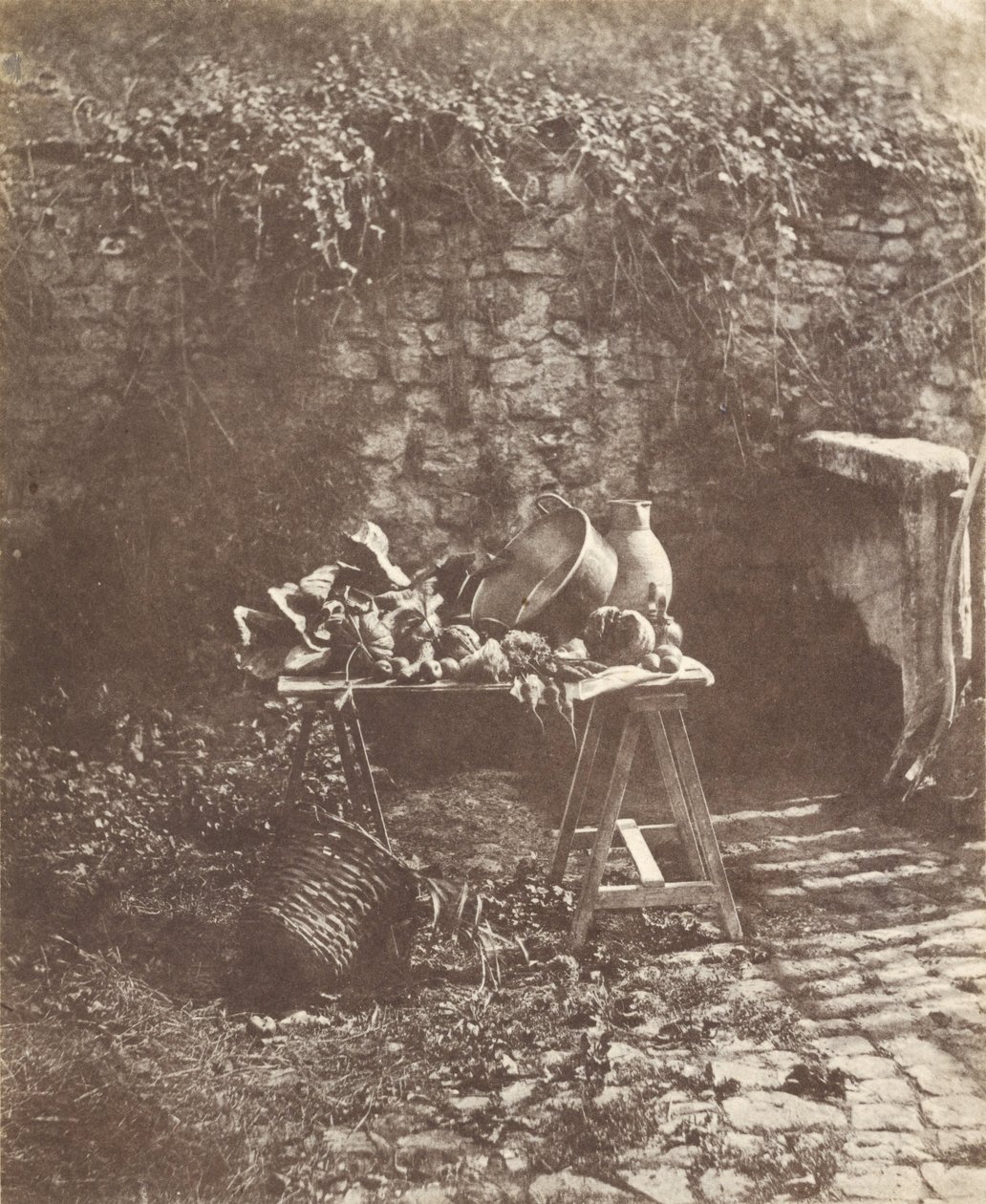 Natura morta - Chaudron, brocca e verdure su un tavolo a cavalletto da Henri Victor Regnault