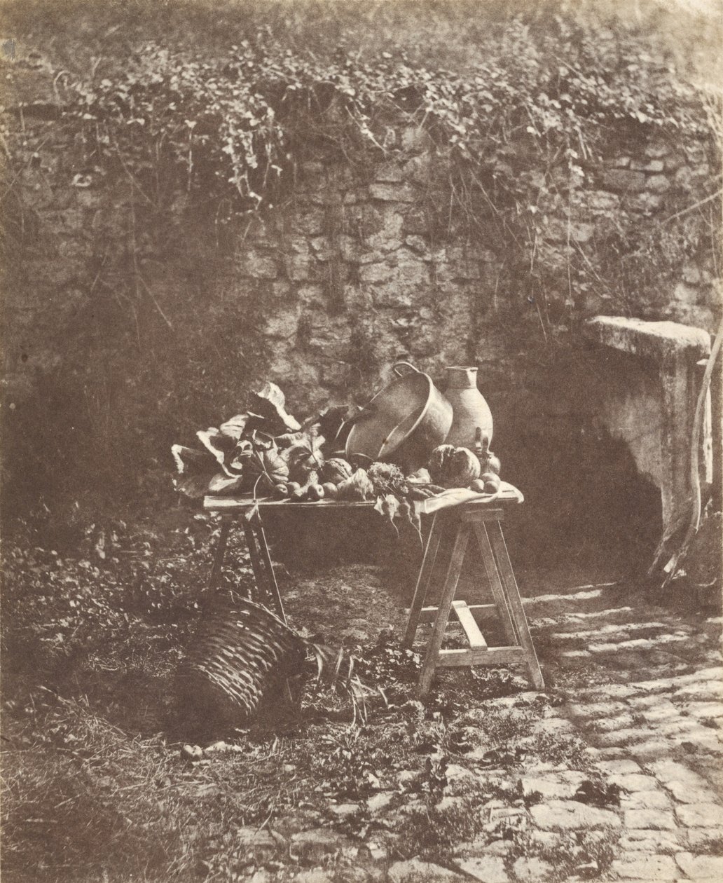 [Natura morta: calderone, brocca e verdure su un tavolo a cavalletto]. da Henri Victor Regnault