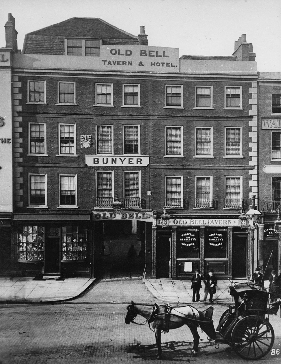La vecchia locanda Bell, High Holborn, c.1884 da Henry Dixon