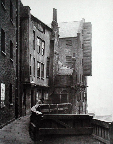Veduta di figure al molo di St. Mary Overie, Bankside da Henry Dixon