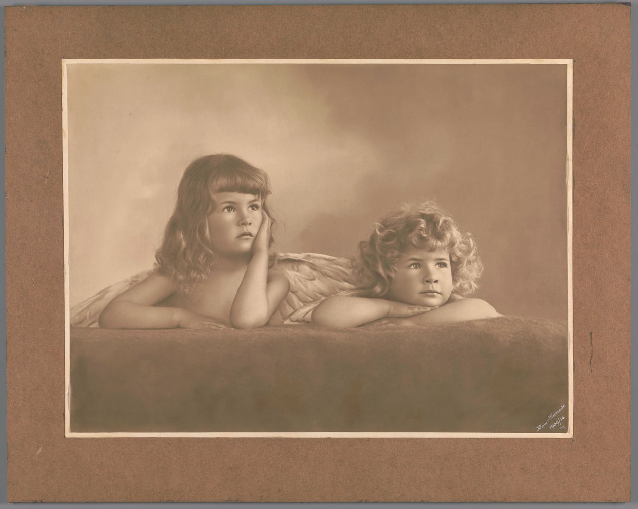 Ritratto di Agnes Renée e Irène Heloïse Pauw van Wieldrecht, figlie del fotografo, in una posa ispirata ai putti della Madonna Sistina di Raffaello da Henry Pauw van Wieldrecht