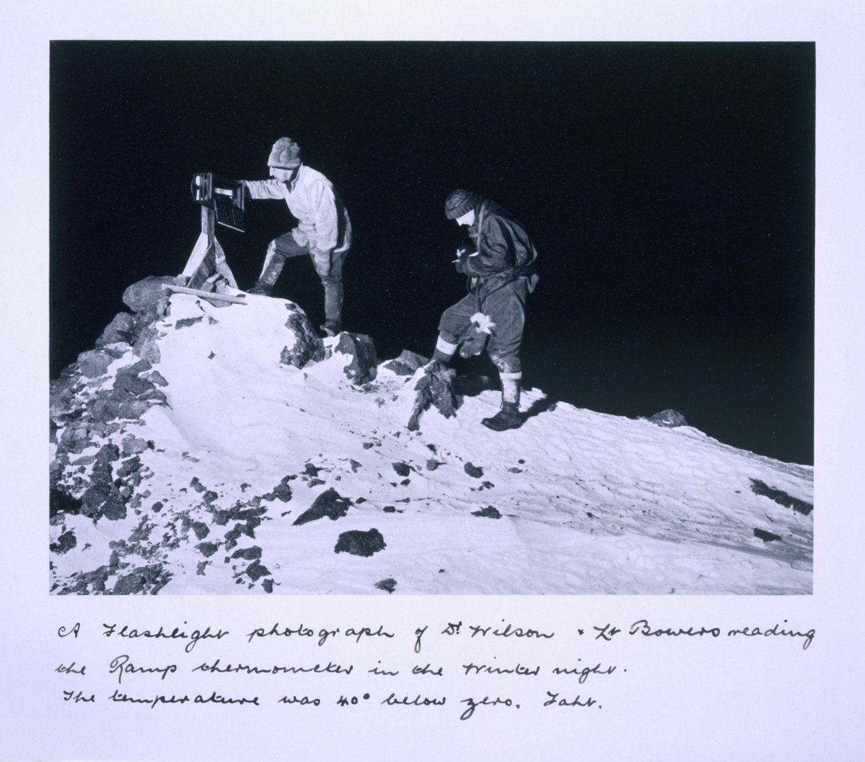 Una fotografia con flash del Dr Wilson e del Tenente Bowers che leggono il termometro Ramp. La temperatura era di 40 gradi sotto zero Fahrenheit, da 