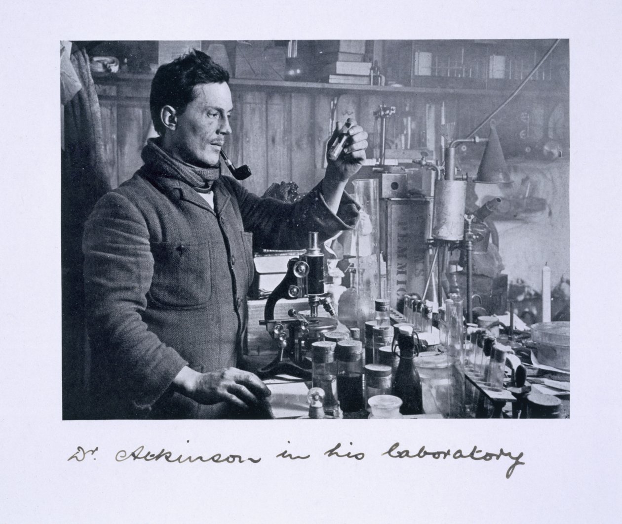 Dr. Atkinson nel suo laboratorio, da 