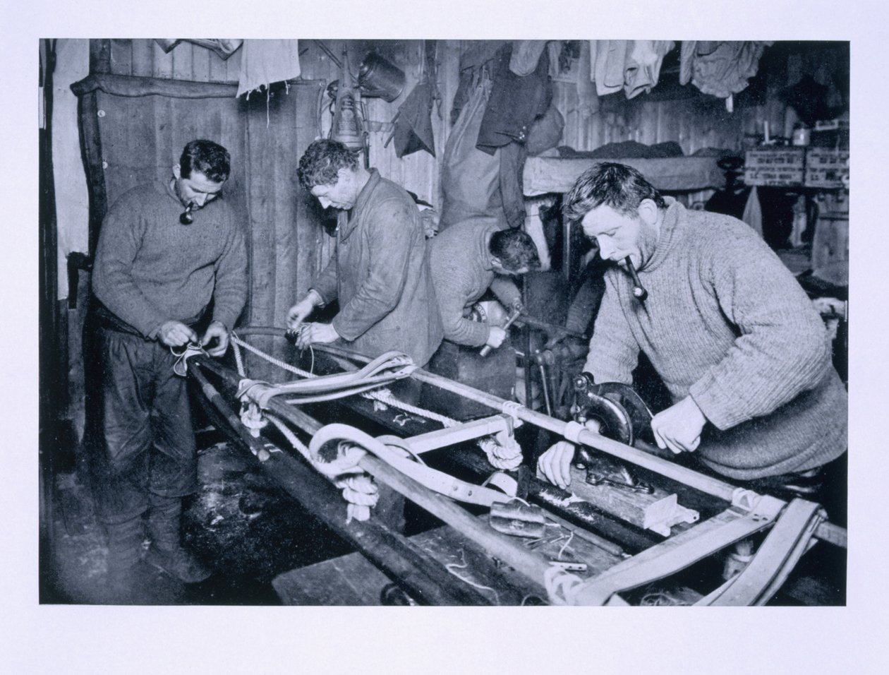 Preparazione delle slitte per il viaggio invernale, Forde, Lashly e Evans, da 