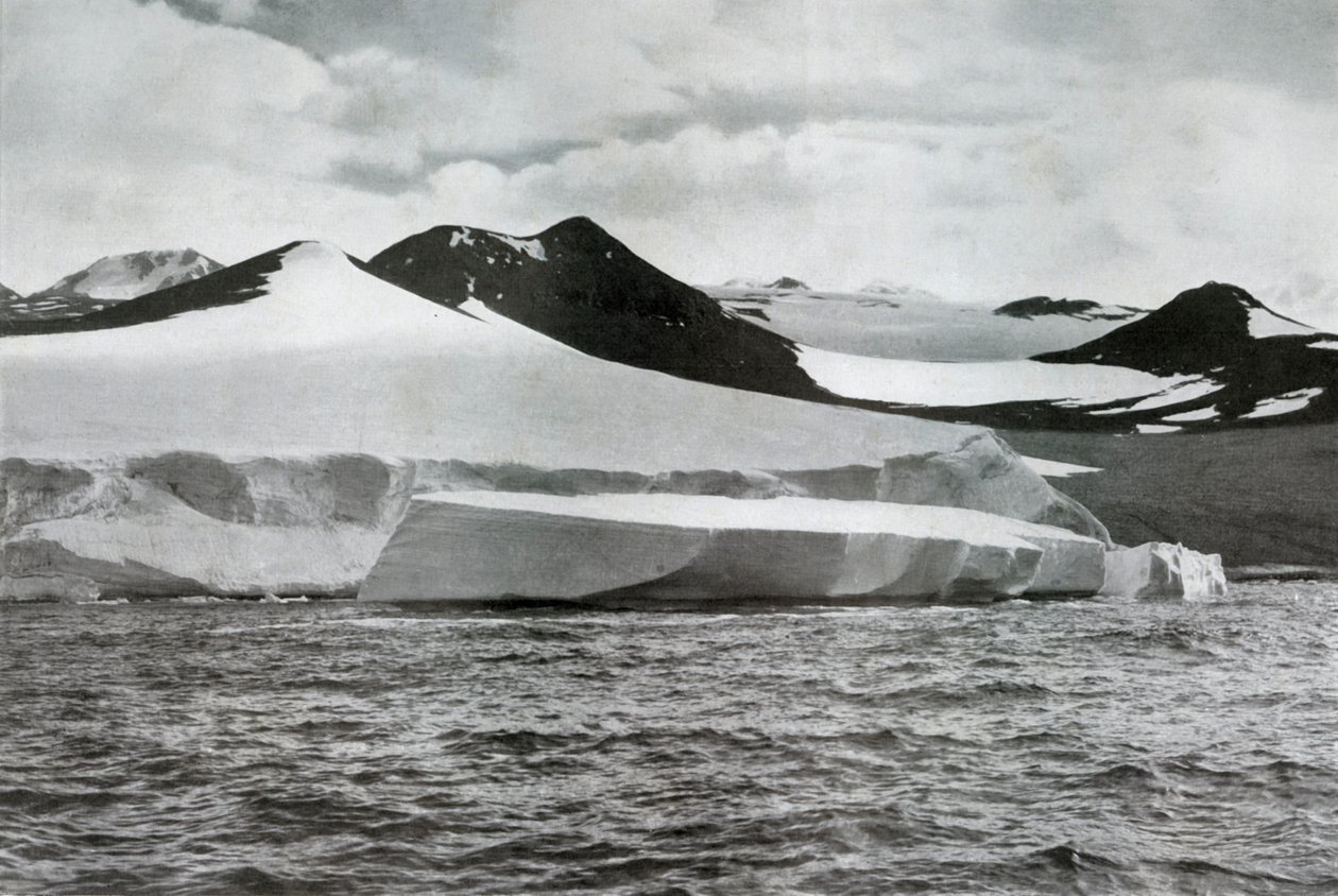 Un iceberg che si stacca da un ghiacciaio a Cape Crozier, c1911, 1913 da Herbert Ponting
