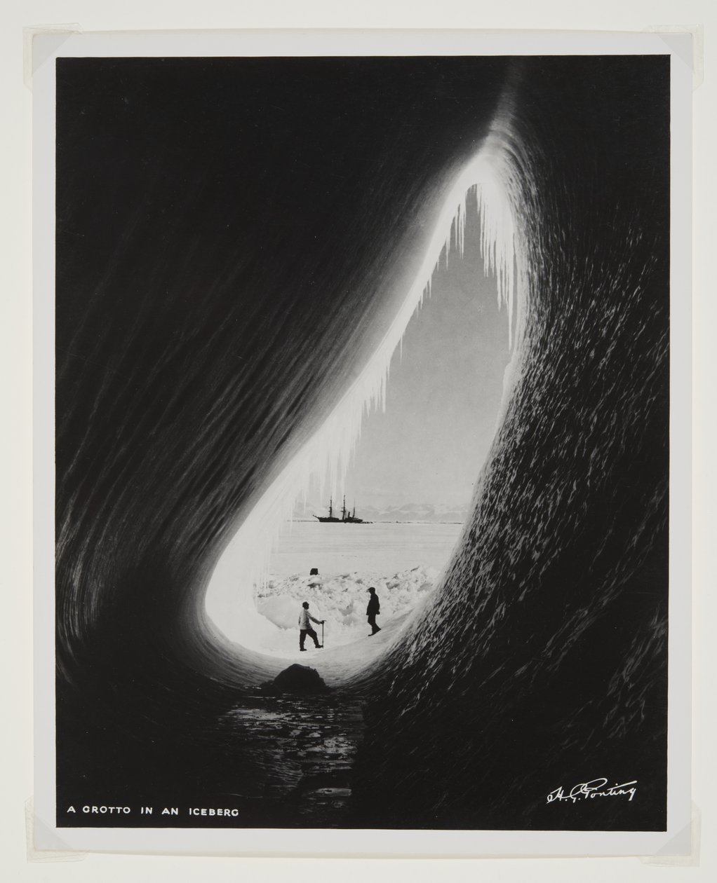Una grotta in un iceberg da Herbert Ponting