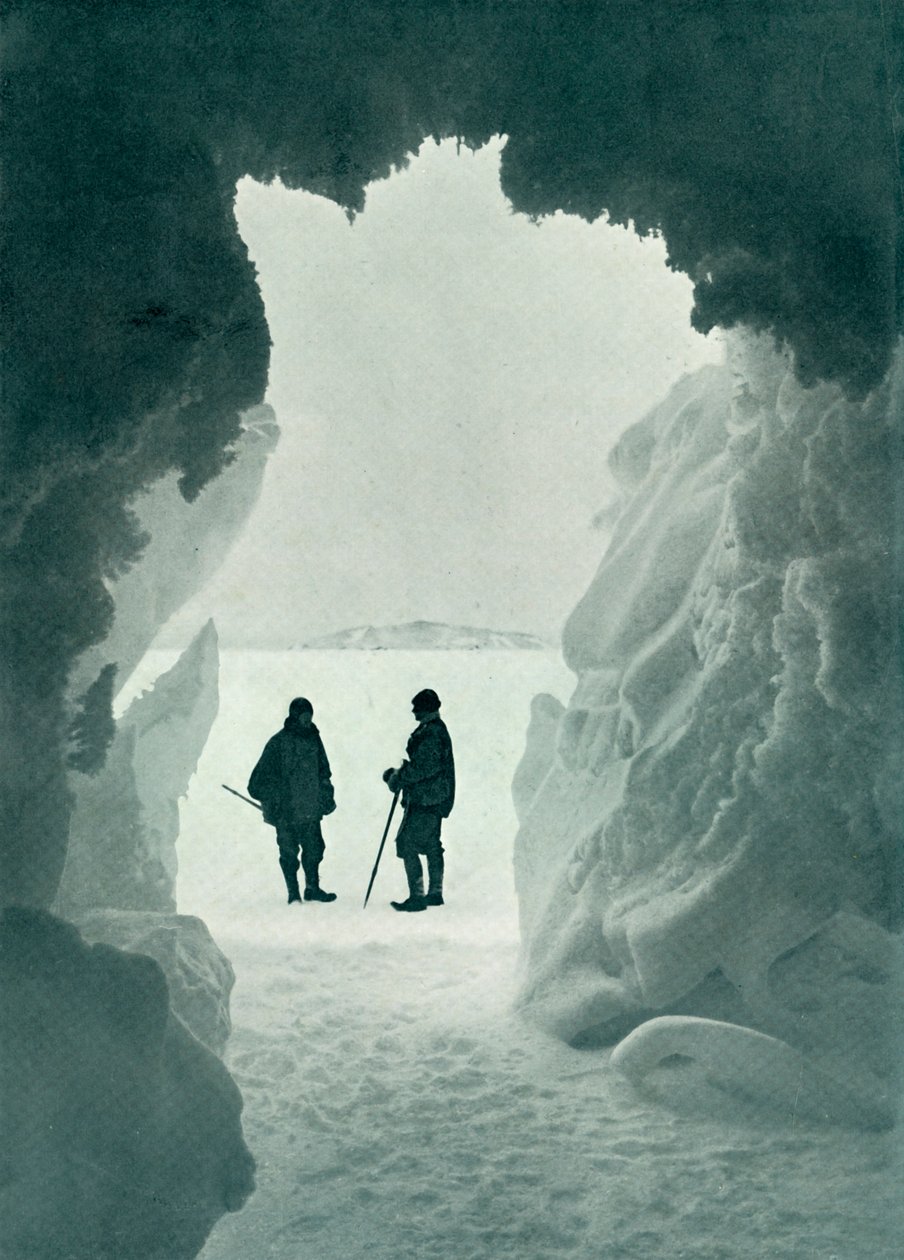 Una grotta di ghiaccio - Tent Island in lontananza Capitano Scott e Wright, c1911 da Herbert Ponting