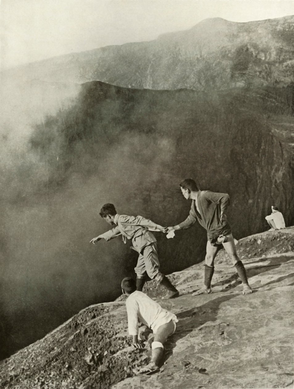 Al bordo dei crateri, Aso-San, 1910 da Herbert Ponting