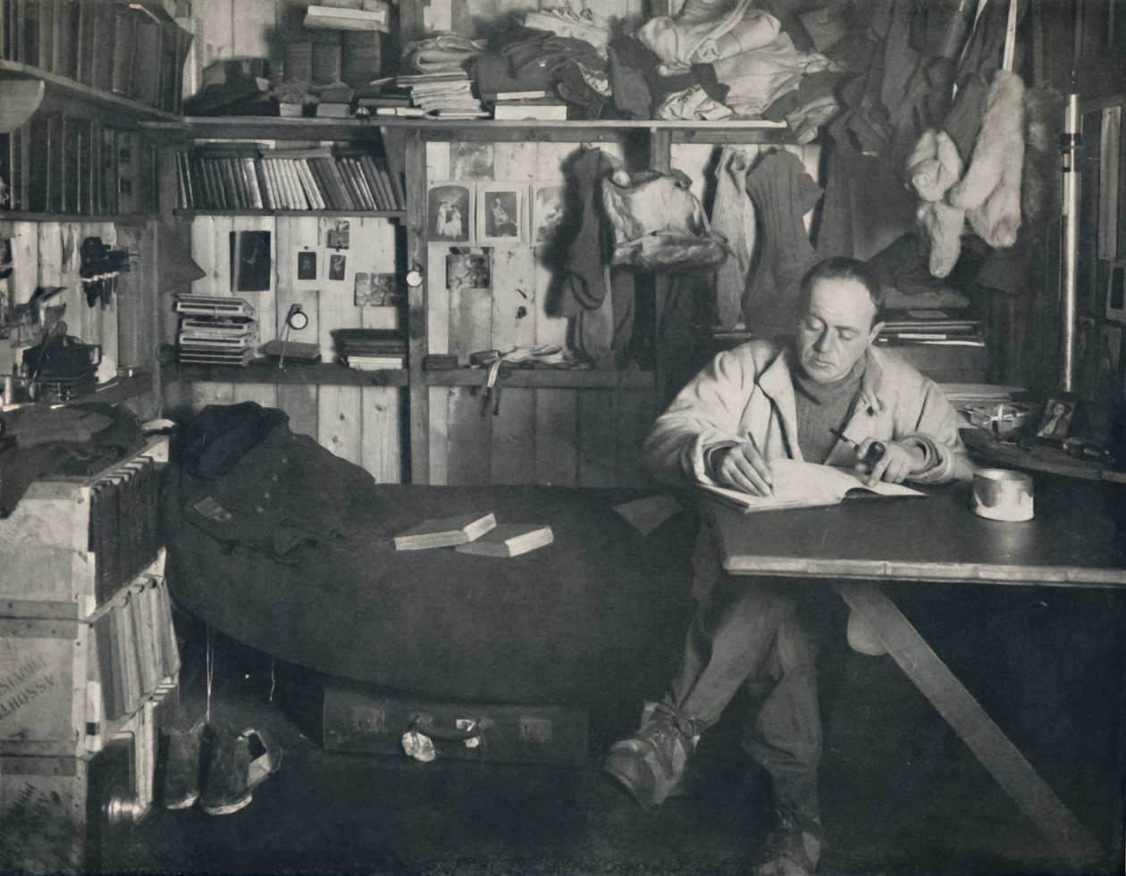 Il capitano Scott scrive il suo diario nella capanna a Cape Evans, c1911, 1914 da Herbert Ponting