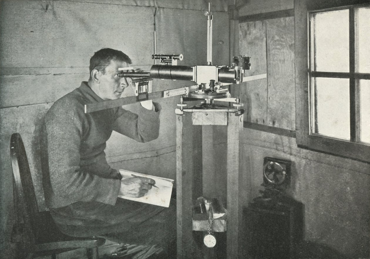 Dr. Simpson al magnetometro unifilare, 1911, 1913 da Herbert Ponting