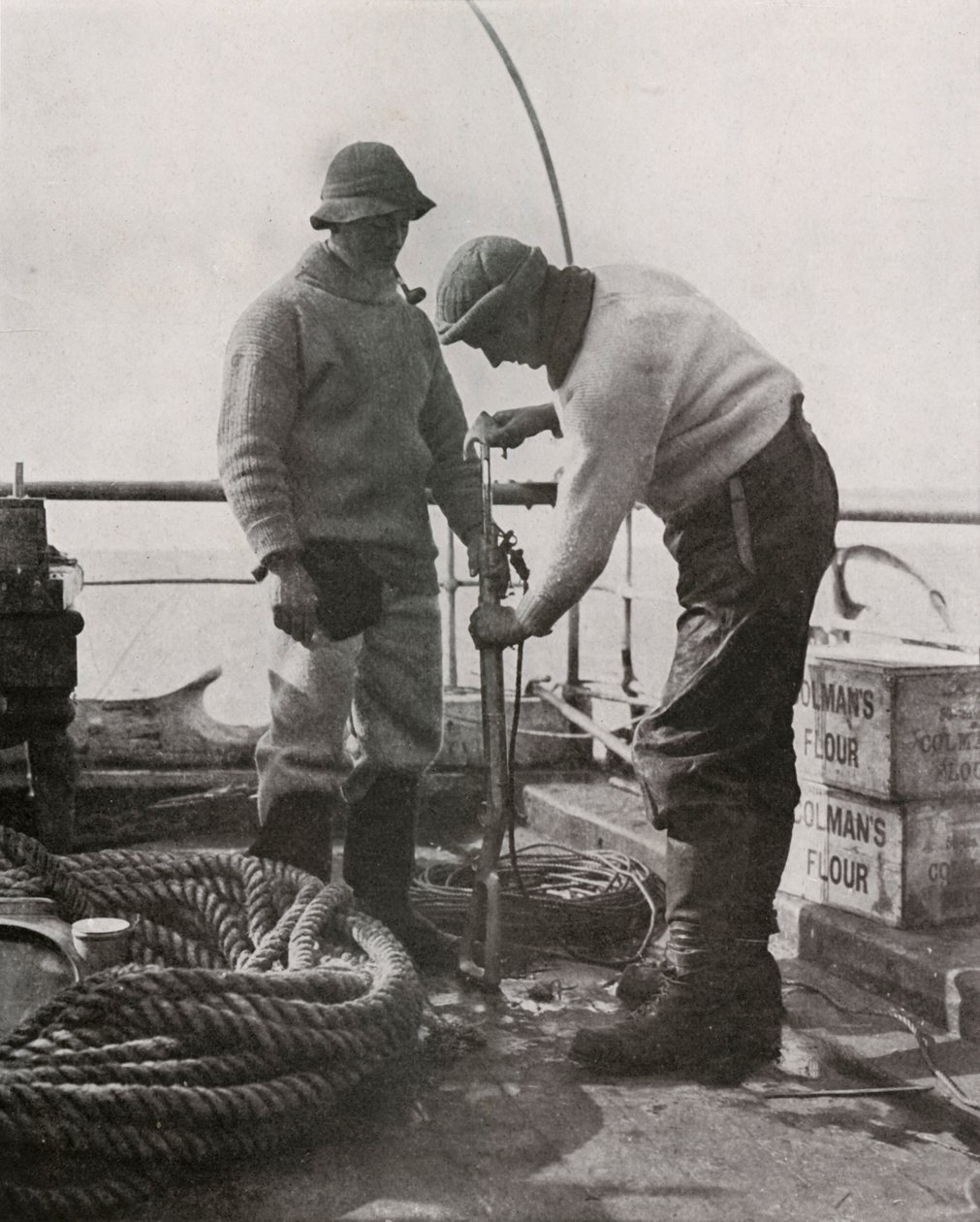 Dr. Wilson e Dr. Atkinson Caricano il Fucile Arpione da Herbert Ponting