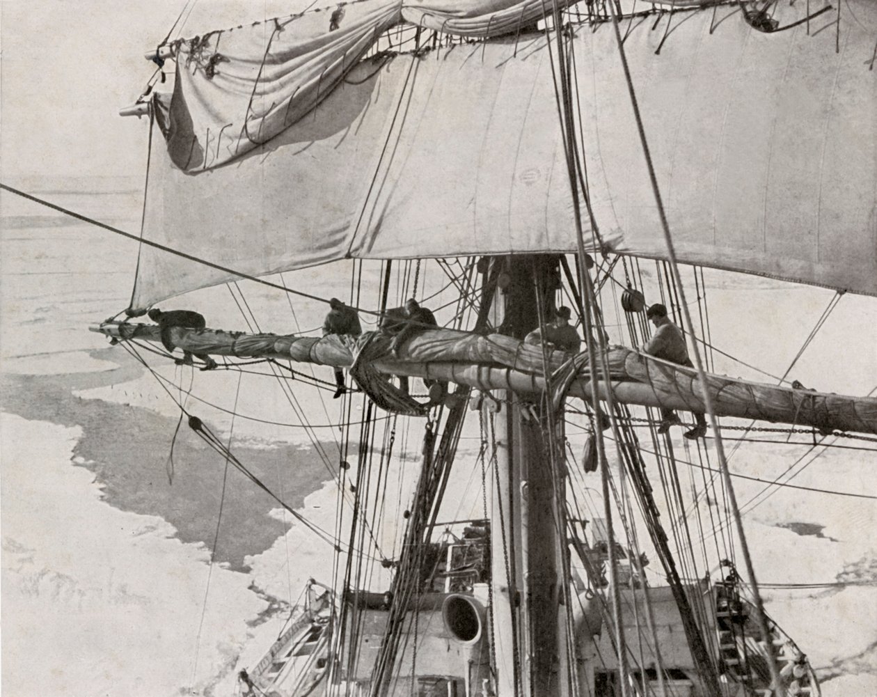 Arrotolando la vela nel pack, c1910-1913, 1913 da Herbert Ponting
