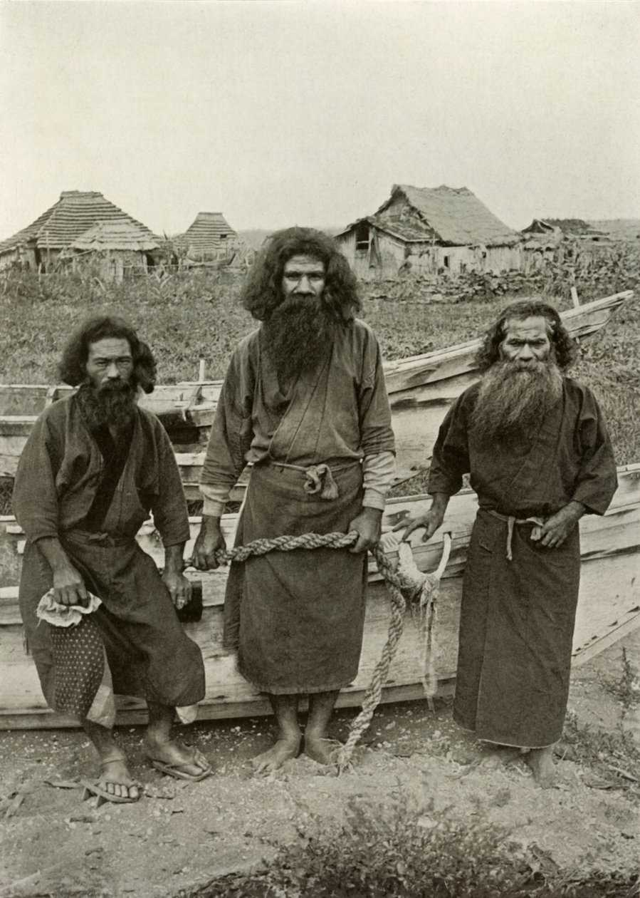 Happu Konno, il cacciatore al centro e due pescatori Ainu, 1910 da Herbert Ponting
