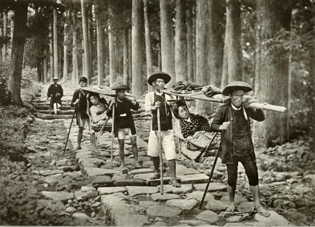 Signore giapponesi che vanno ai santuari, Nikko, 1910 da Herbert Ponting