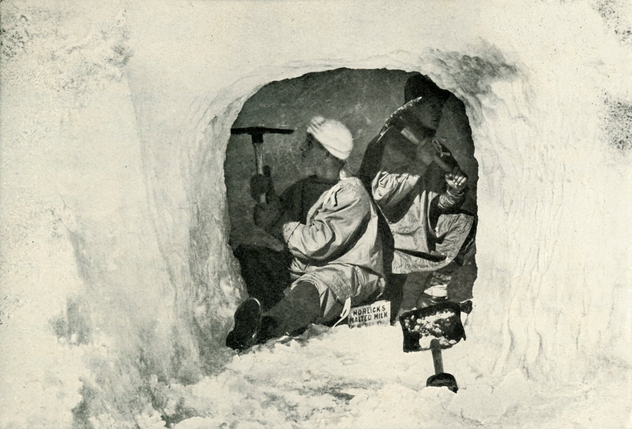 Tenente Evans e Nelson che scavano una grotta per la conservazione a freddo, 12 gennaio 1911 da Herbert Ponting