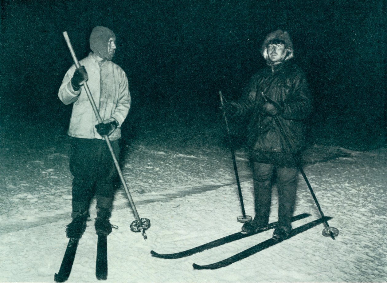 Oates e Meares fuori a sciare di notte, c1911, 1913 da Herbert Ponting