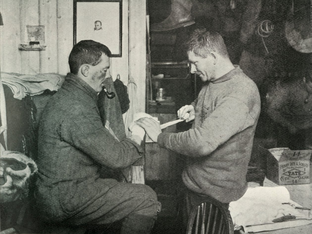 Sottufficiale Evans che fascia la mano del Dr. Atkinson, 5 luglio 1911, 1913 da Herbert Ponting