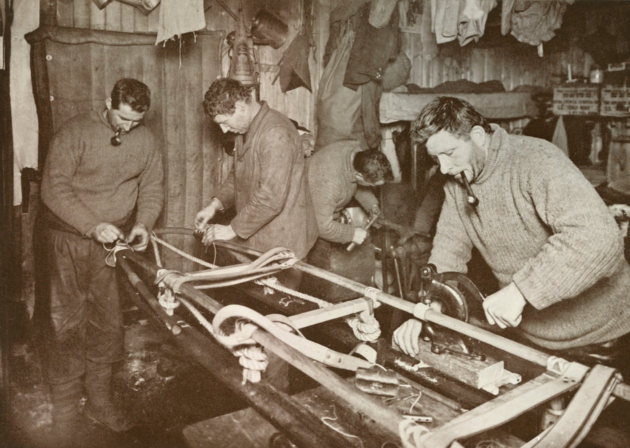 Preparazione delle slitte per il viaggio polare Crean, Forde, Lashly, P.O. Evans da Herbert Ponting