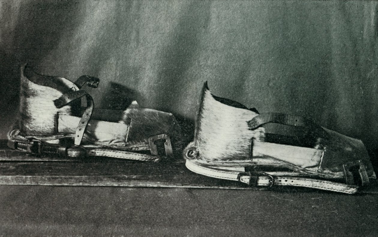 Scarpe da sci per uso con Finnesko, c1910-1913, 1913 da Herbert Ponting