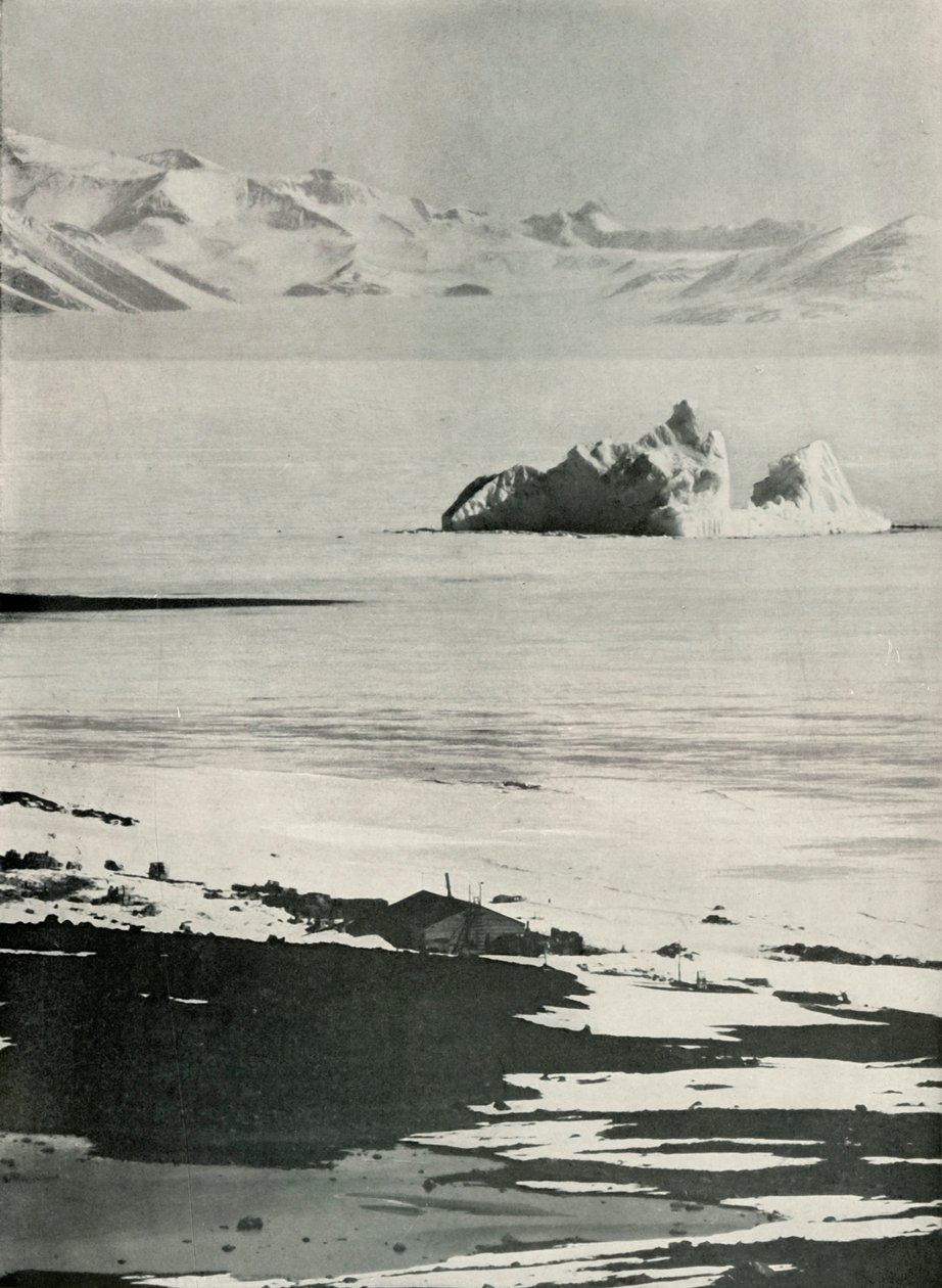 La capanna e le montagne occidentali dalla cima della rampa, c1910-1913, 1913 da Herbert Ponting