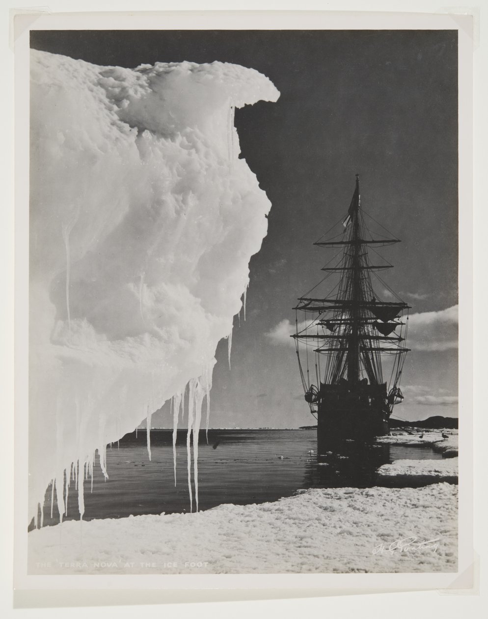 La Terra Nova al piede del ghiaccio da Herbert Ponting