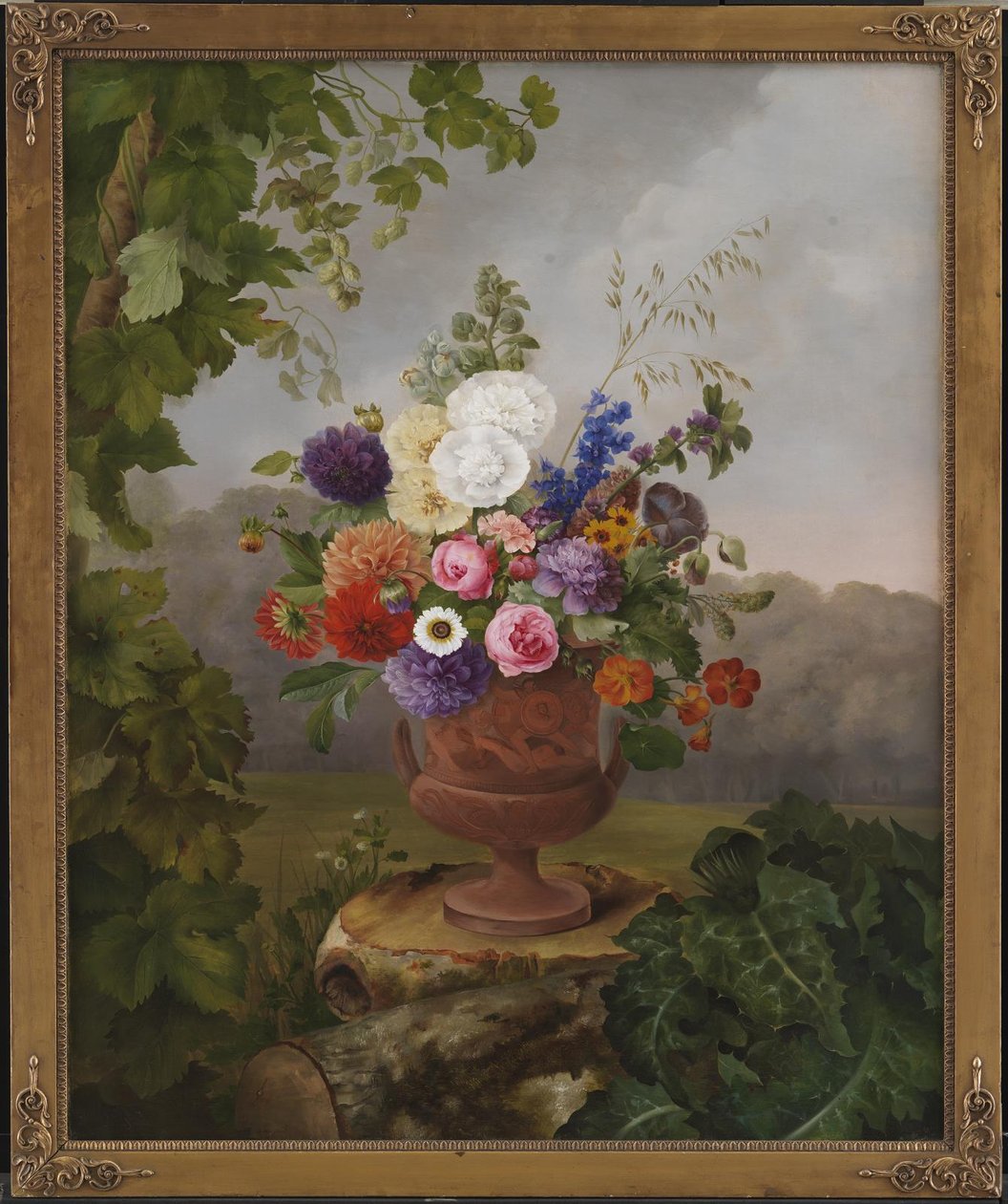 Vaso in stile greco con fiori, su un ceppo di legno da Hermania Neergaard