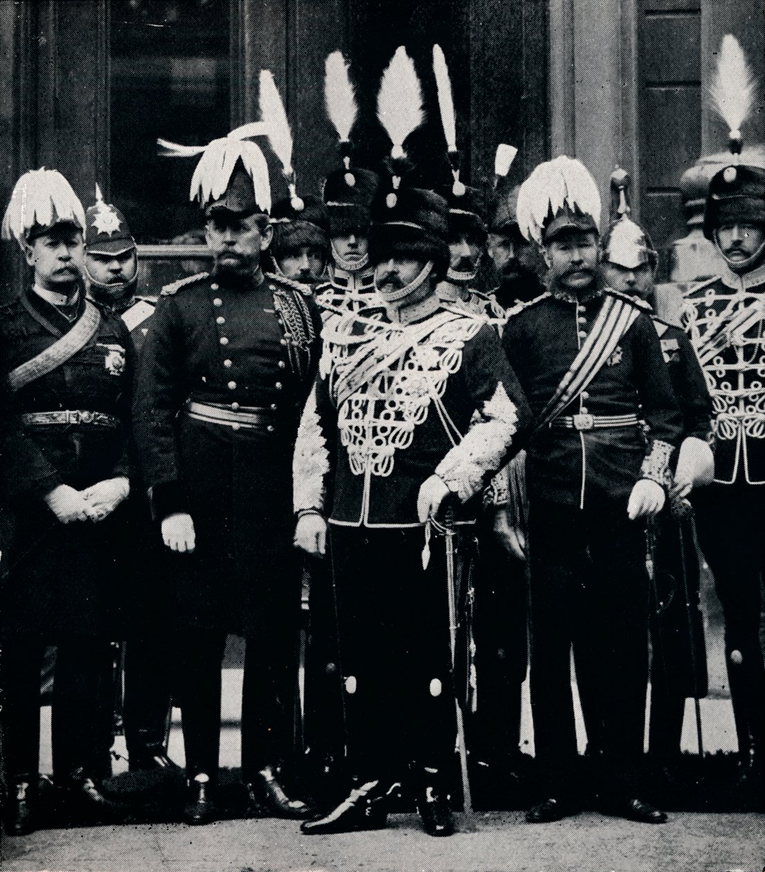 Il futuro re Edoardo VII e gli ufficiali dei Queens Own Oxfordshire Hussars, 1897 da Hills and Saunders