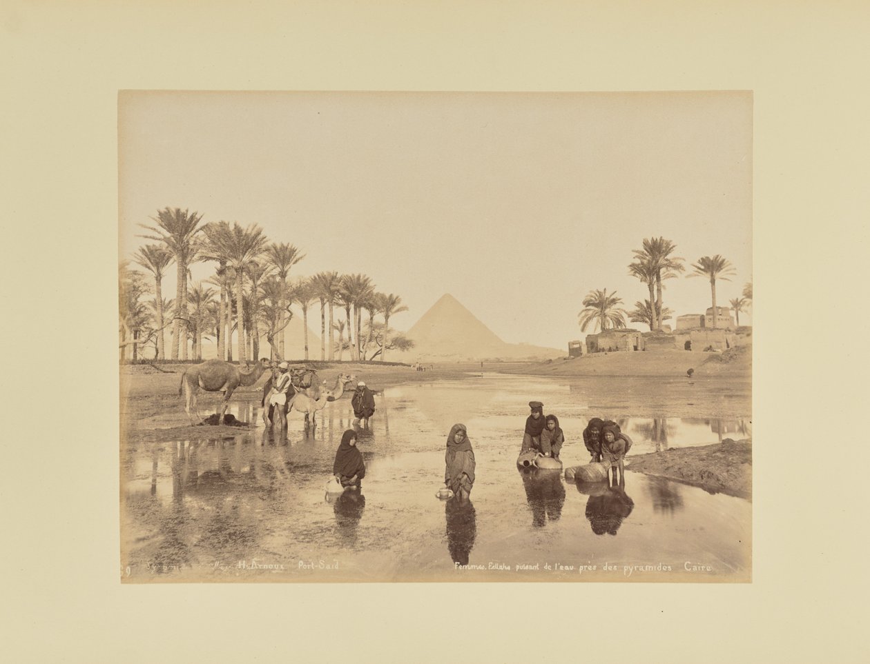 Donne, Fellah che attingono acqua vicino alle piramidi, Cairo da Hippolyte Arnoux