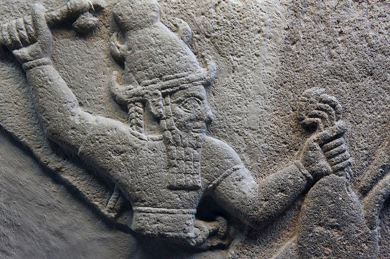 (Dettaglio) di una stele del dio della tempesta in basalto da Hittite