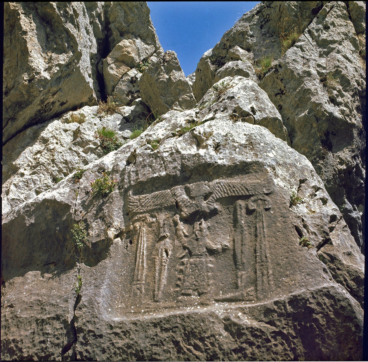 Bassorilievo con un personaggio sotto una creatura alata. Circa 1250-1220 a.C. da Hittite