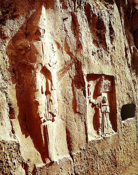 Il dio della spada e Tudhaliya IV abbracciati da un dio da Hittite