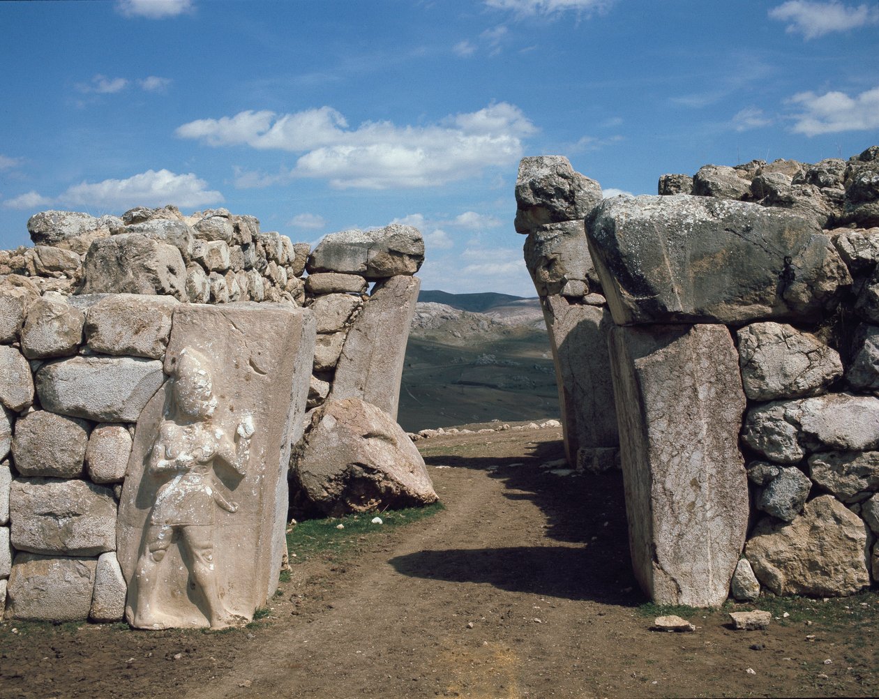 La porta del re, con bassorilievo a sinistra che rappresenta il dio della guerra da Hittite Hittite