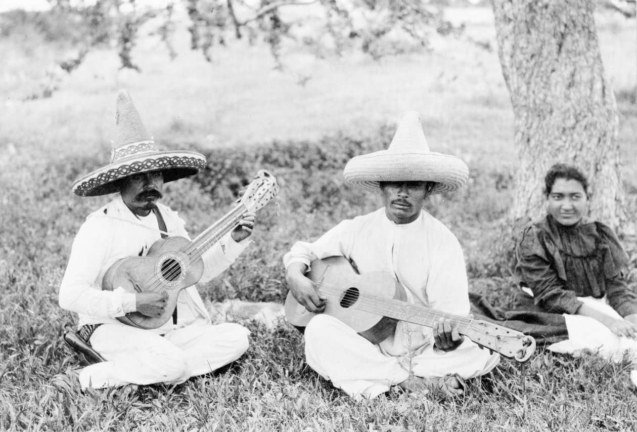 Musicisti messicani che suonano la chitarra, 1920 circa (foto b/n) da Hugo Brehme