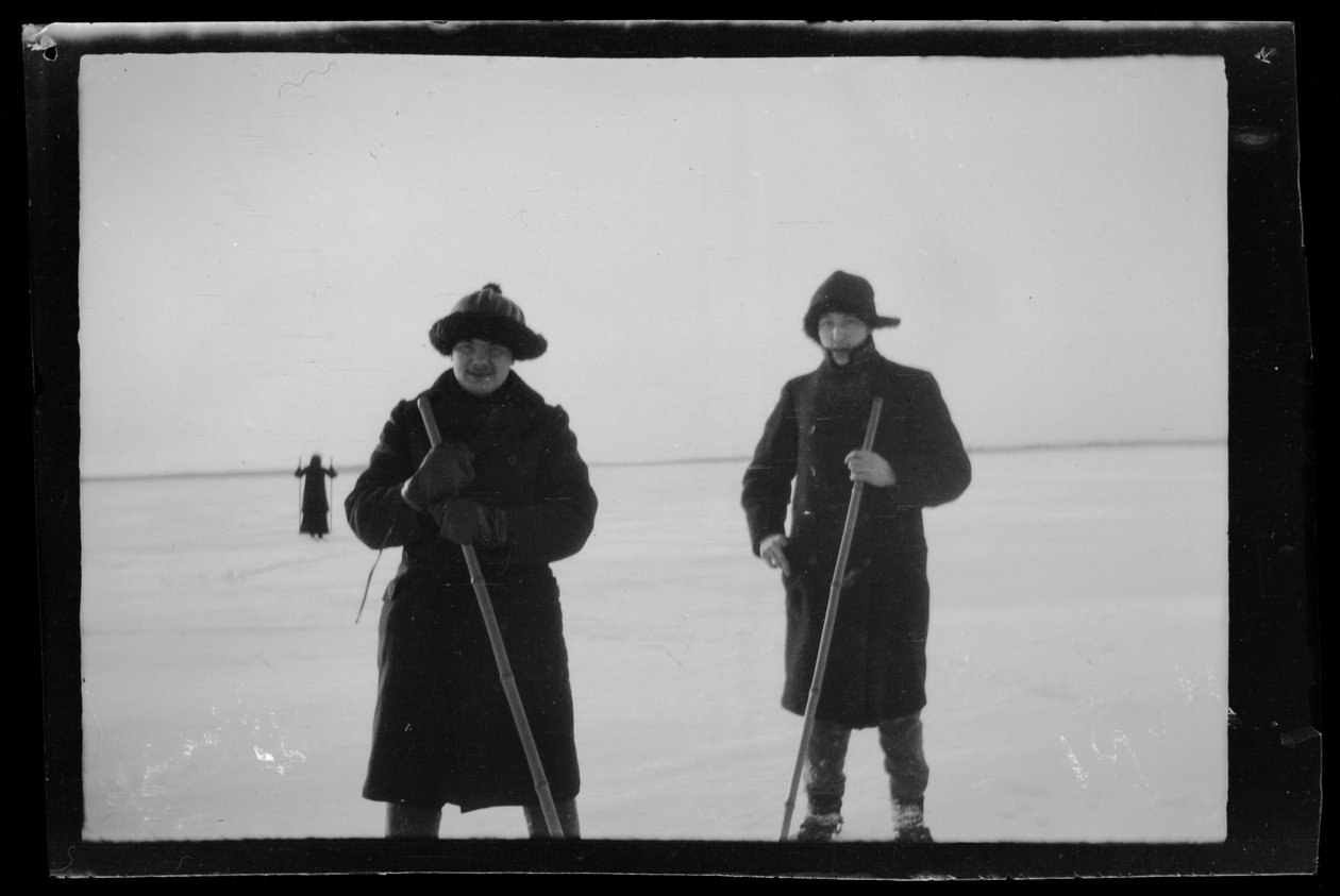 Arne Homén e Guido Simberg sciano sul ghiaccio da Hugo Simberg