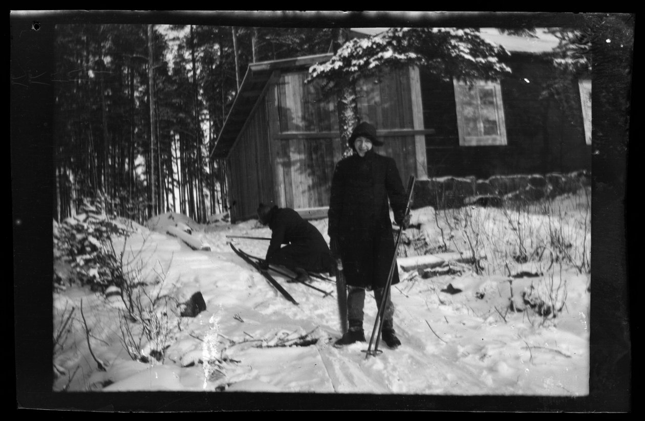 Arne Homén e Guido Simberg e i loro sci da Hugo Simberg