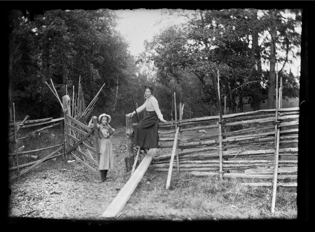 Lilli ed Elsa Simberg nella veranda sulla strada di Niskapohja da Hugo Simberg