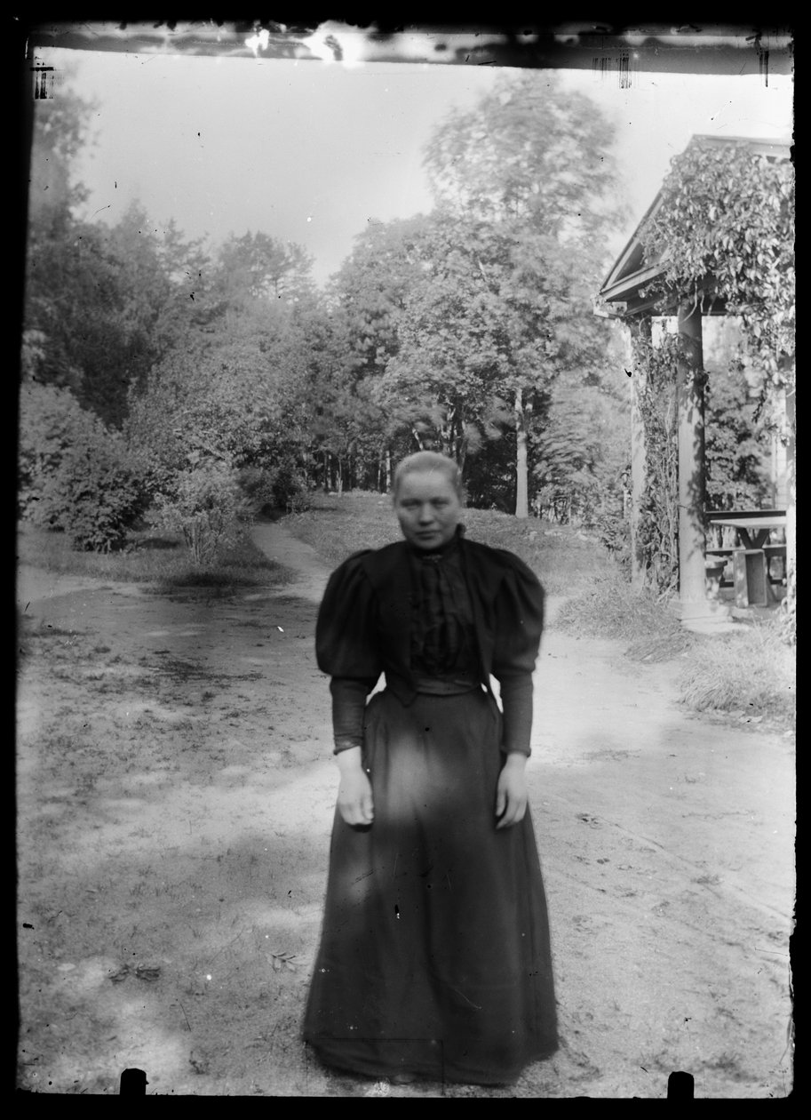 Donna nel cortile della Villa Bianca da Hugo Simberg