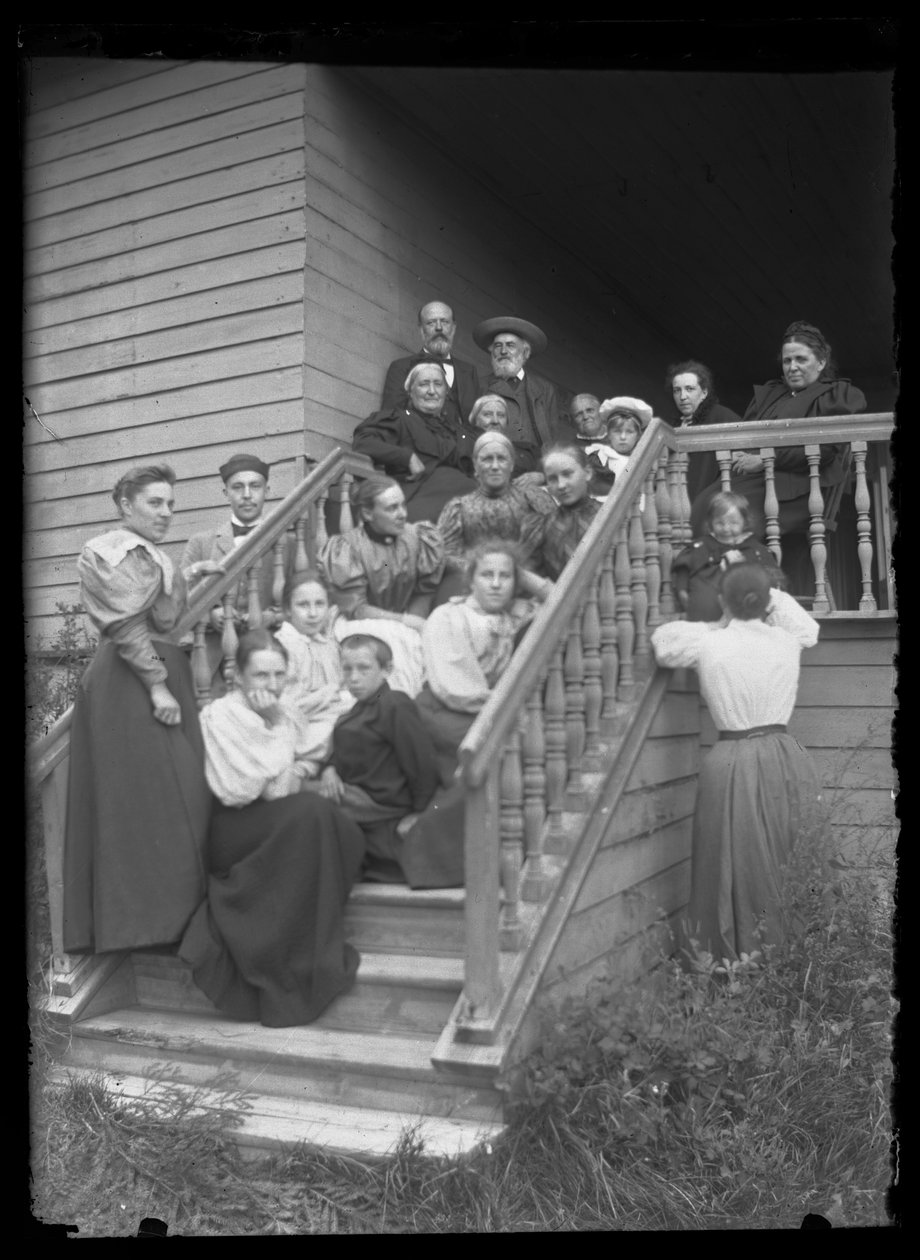 Foto di gruppo sulla scalinata di Villa Bianca da Hugo Simberg