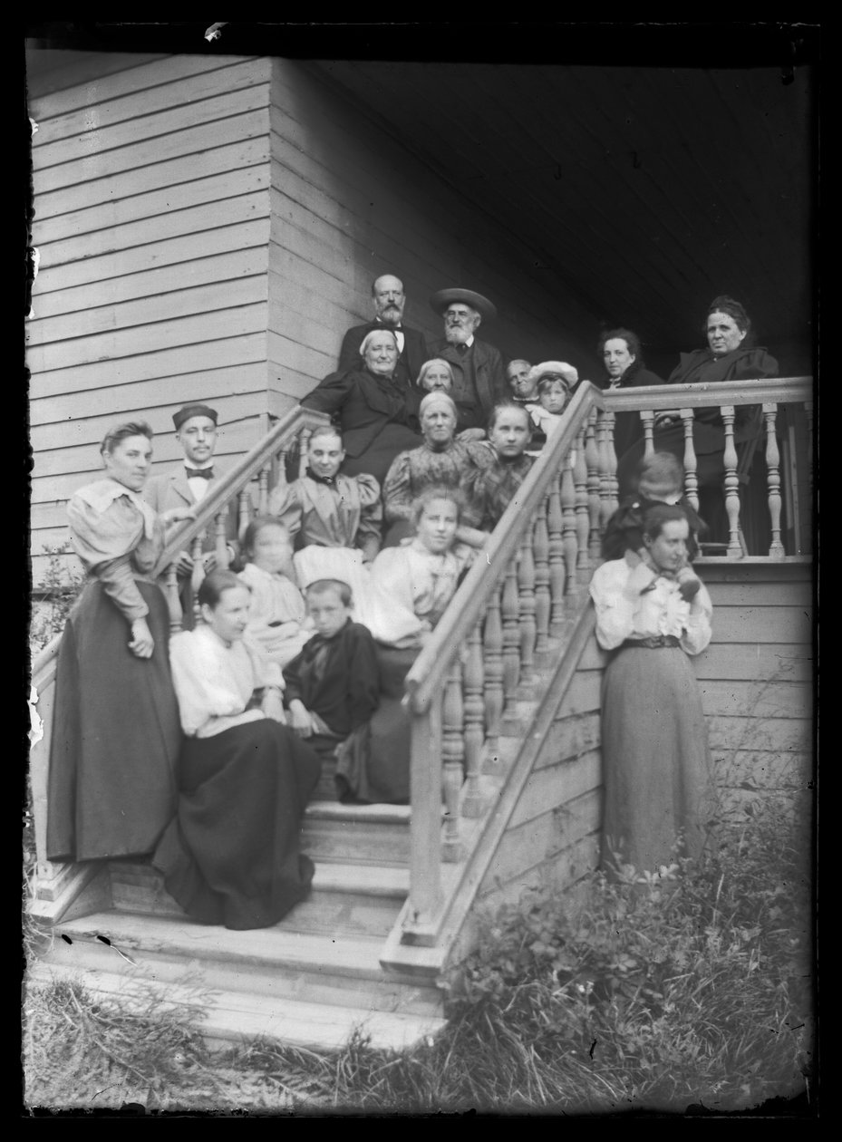 Foto di gruppo sulla scalinata di Villa Bianca da Hugo Simberg