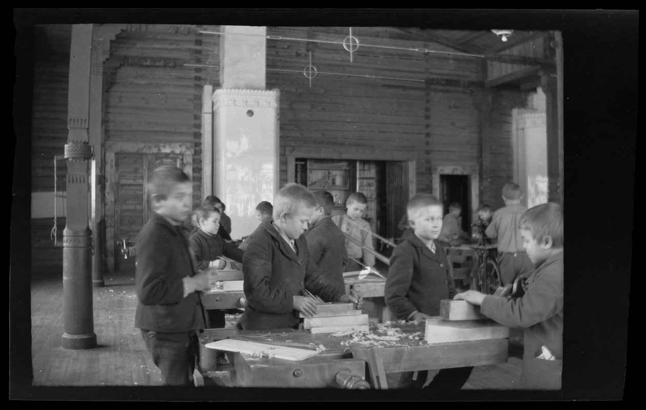 Probabilmente la sala delle sculture della scuola elementare di Kymintehta da Hugo Simberg