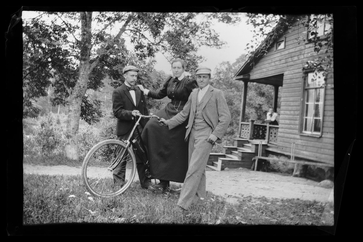 Wolter, Blenda e Einar Simberg nel cortile della Villa Gialla, sul portico della villa Elma Simberg da Hugo Simberg